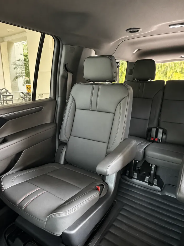Салон Chevrolet Suburban RST компании Onyx Executive Miami, пассажирские сиденья