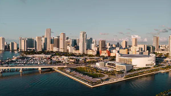 Vista aérea del horizonte de Miami cerca de Brickell al atardecer