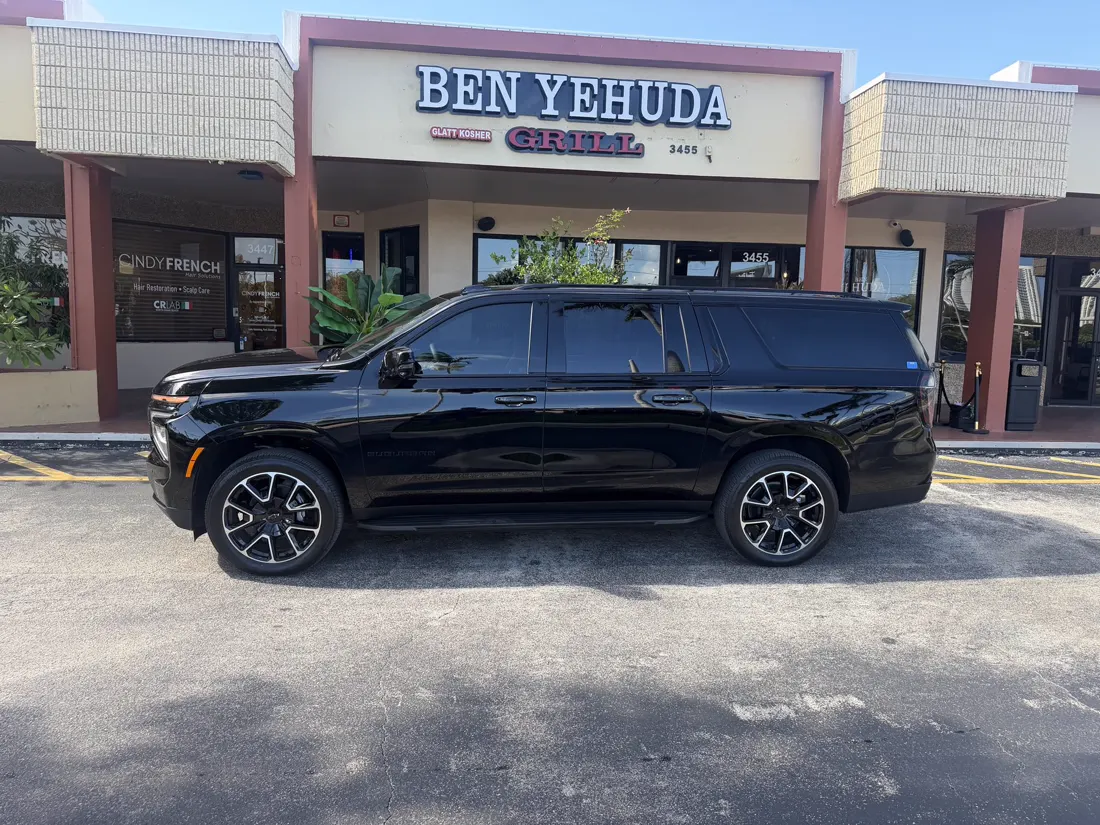 Chevrolet Suburban RST компании Onyx Executive Miami, вид сбоку